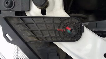 陸風新車大燈線未接，車主質疑車輛被私自維修，經銷商推責引發爭議